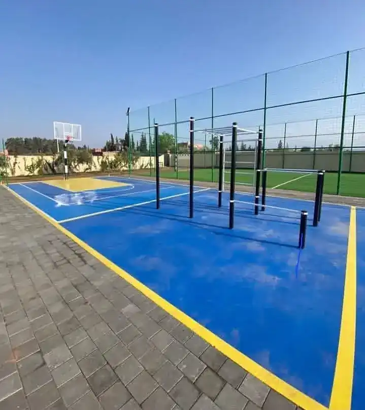 Terrain de basket et fitness