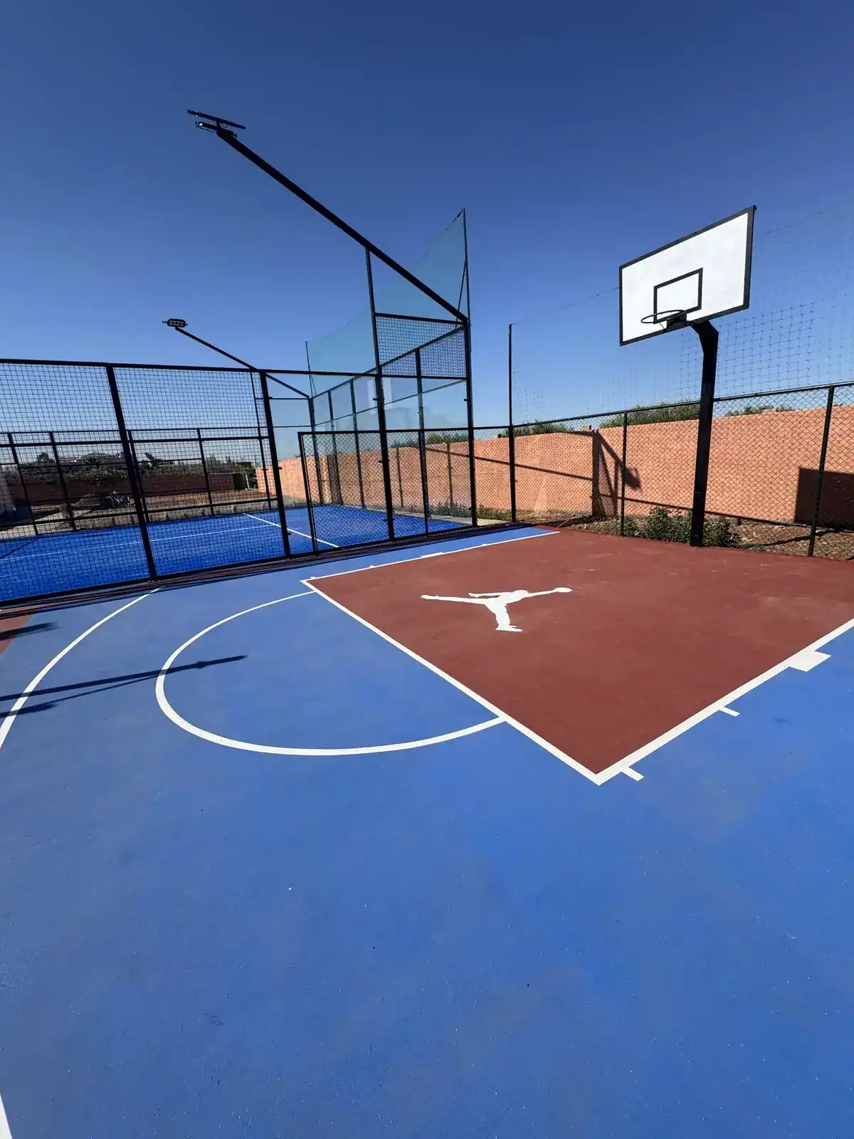 Terrain de basket et padel, espace sportif Villa Baby Dali