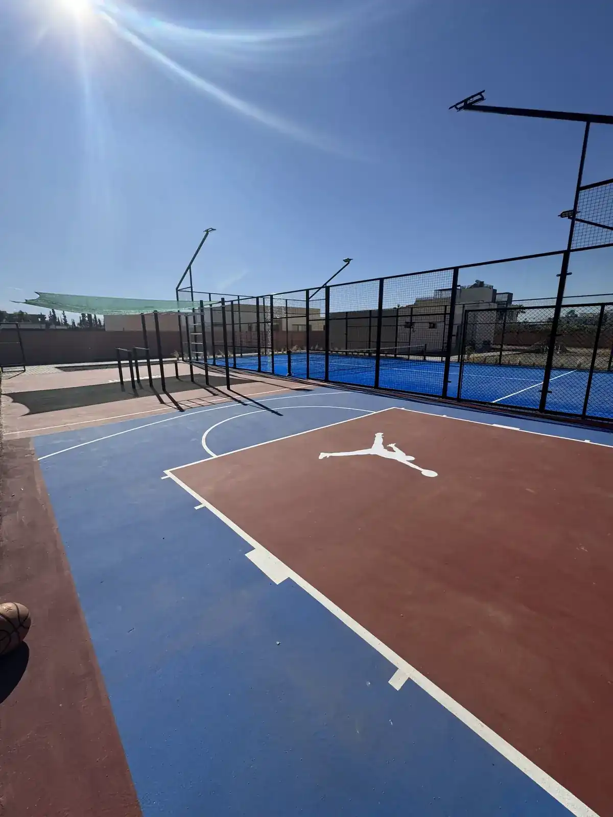 Terrain de basket et padel, espace sportif Villa Baby Dali