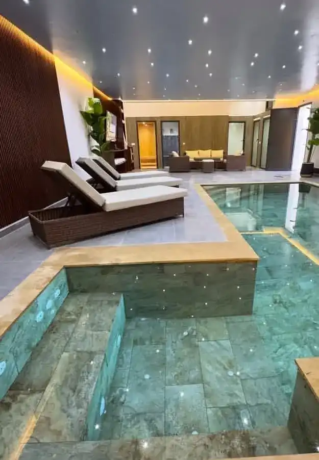 Espace détente et piscine du spa