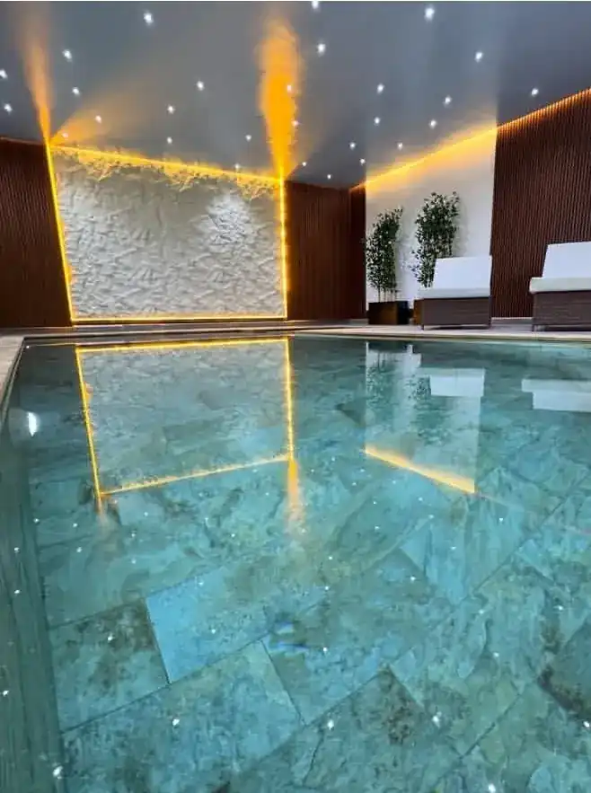 Piscine intérieure du spa