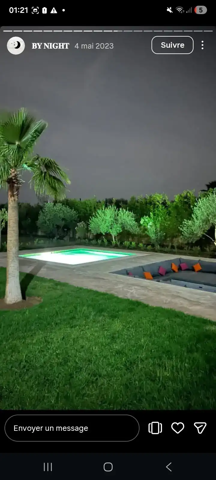 Jacuzzi et salon extérieur encastrés